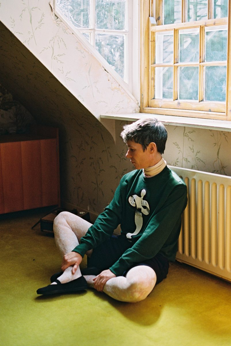 		Statue sweatshirt